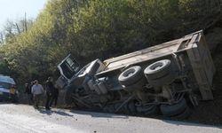 Yoldan hafriyat kamyonu yan yattı: 1 yaralı