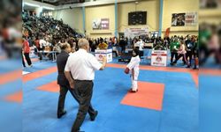 Karateci kızın kıyafeti nedeniyle turnuvadan men edilmesine tepki yağıyor