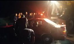 Amasya’da selde mahsur kalan otomobildeki 4 kişiyi ekipler kurtardı