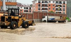 Kastamonu'da sel: Araçlar suda sürüklendi, ev ve işyerlerini su bastı