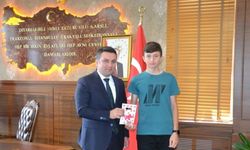 Tosya Kaymakamı Hatam, LGS’de Türkiye birincisi olan 2 öğrenciye ödül verdi