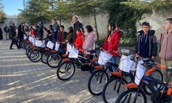 İlçe Milli Eğitim Müdürlüğü 60 Öğrenciye Bisiklet Hediye Etti!