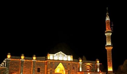 Aksaray’da tarihi Ulu Cami’de yapılan ışıklandırma çalışmaları tamamlandı