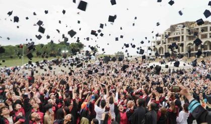 Yalova Üniversitesi’nde 3 bin öğrenci mezuniyet coşkusu yaşadı