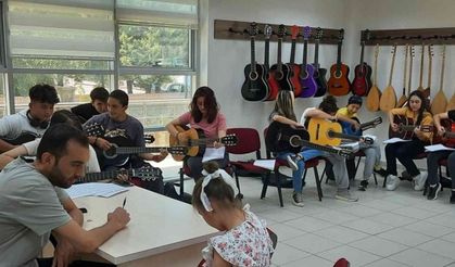 Gençlik Merkezi’nin gitar eğitimlerine yoğun ilgi