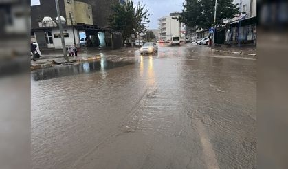 Mardin’de şiddetli yağmur yolları göle çevirdi