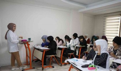 Dezavantajlı 120 kız, ücretsiz hizmetlerle üniversiteye hazırlanıyor