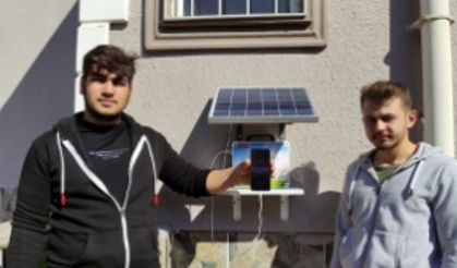 Öğretmen öğrencileri için güneş enerjisiyle çalışan şarj istasyonu yaptı