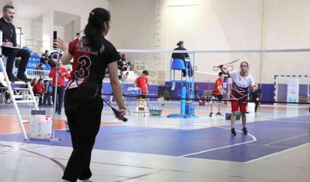 Karaman’da okul sporları gençler badminton grup müsabakaları başladı