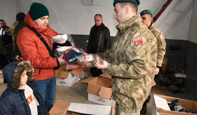 Kosova'da görev yapan Türk askerinden selzedelere kıyafet yardımı
