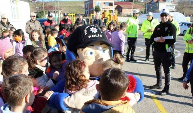 Sinop’ta köy okullarındaki çocuklara polislik mesleği tanıtılıyor
