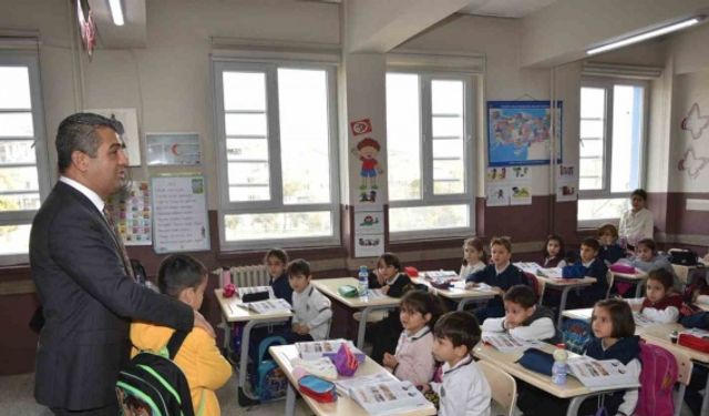 Denizli’de 850 depremzede öğrenci yeni arkadaşlarıyla ilk derslerine katıldı
