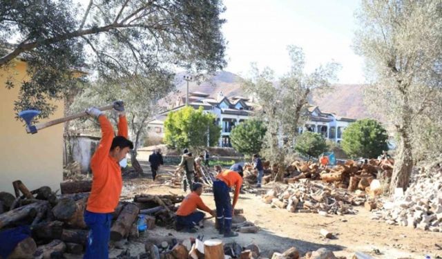 Marmaris’ten deprem bölgesine yakacak desteği sürüyor