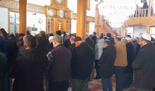 Zonguldak’ta camilerde gıyabi cenaze namazı kılındı