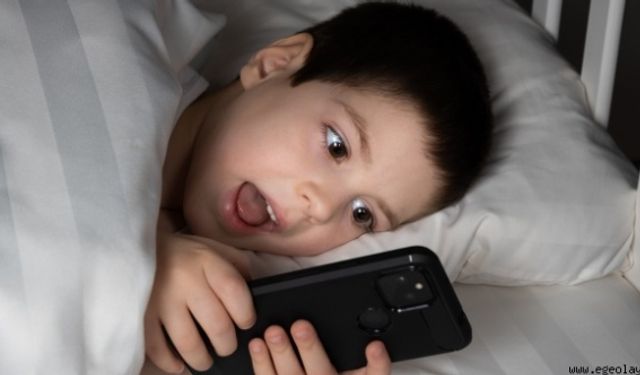 Çocukların yüzde 49’unun elinden gece yarısı telefon düşmüyor