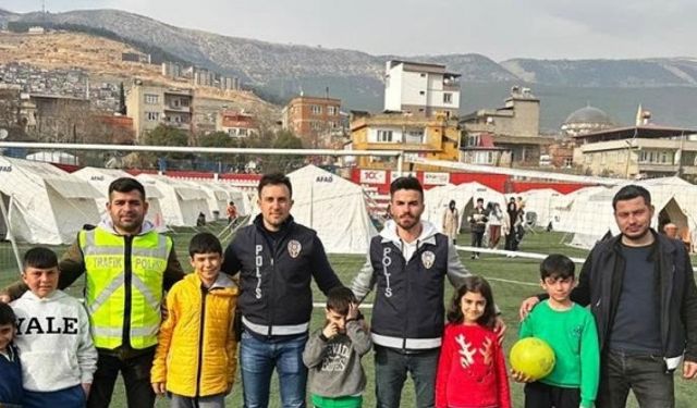 Emetli polis memurları Kahramanmaraş’ta depremzede çocuklarla top oynadı