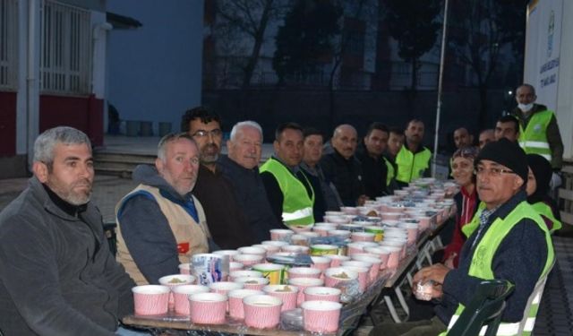 Lapseki Belediyesi deprem bölgesinde iftarlara devam ediyor