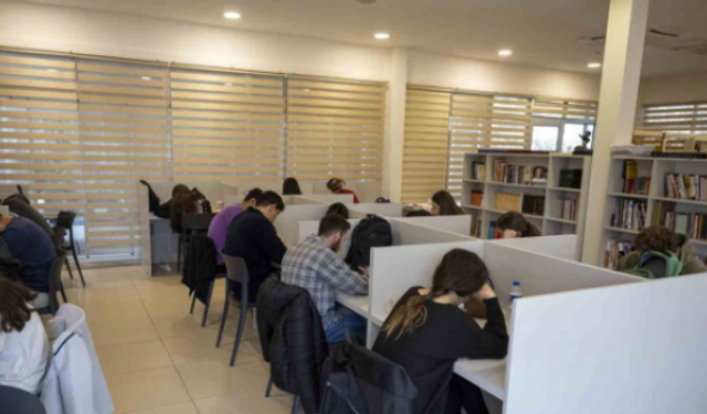 Mersin’de öğrenciler, sınava okuma salonlarında çalışıyor