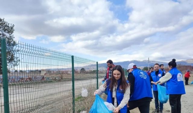 Gönüllü gençler çevre temizliği yaptı