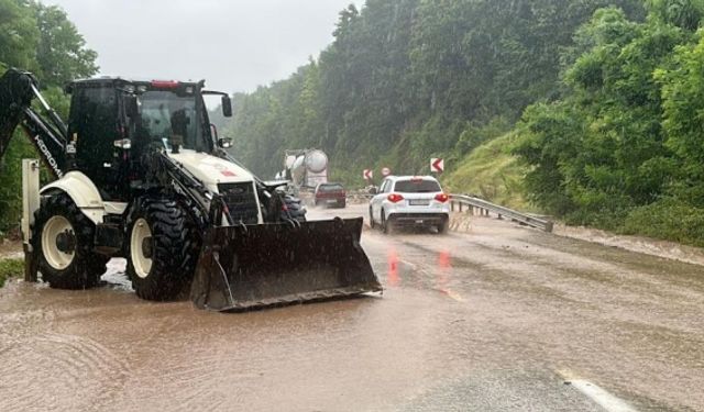 Aşırı yağışlar Yığılca yolunu kısmen trafiğe kapattı