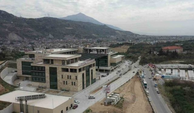 Depremde hasar görmeyen Samandağ Devlet Hastanesi hizmet vermeye devam ediyor
