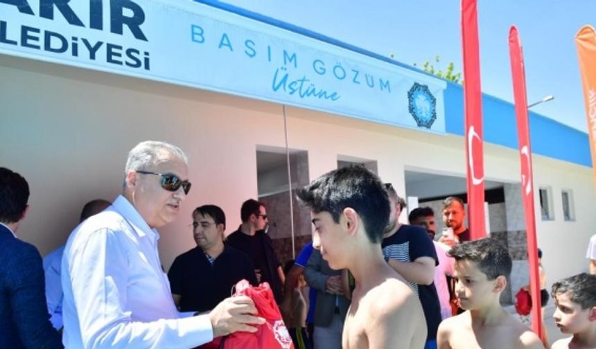 Diyarbakır’da yaz spor kurslarında eğitim gören öğrencilere malzeme desteği