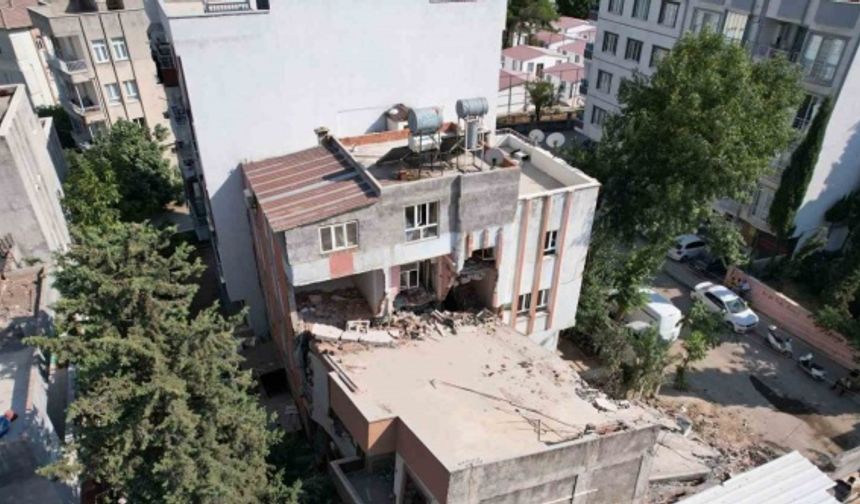 Ağır hasarlı bina yıkım esnasında hafif hasarlı binanın üzerine yıkıldı