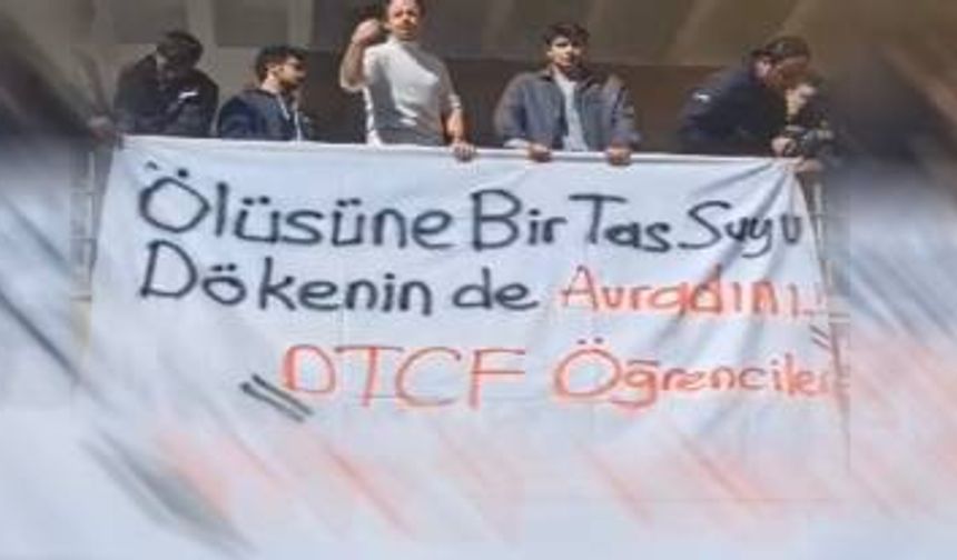 Öğrenciler FETÖ için 'Ölüsüne bir tas su dökenin de...' pankartı astı. Dekan pankartı indirtti