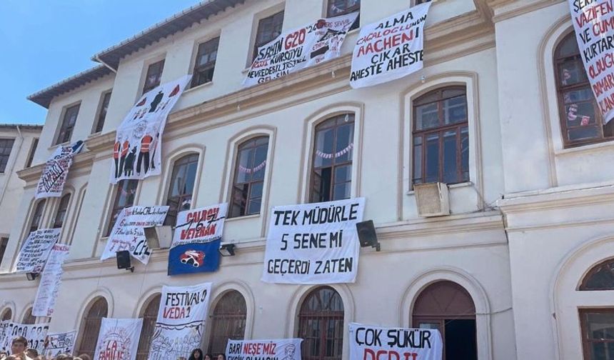 Cağaloğlu Anadolu Lisesi Bahçesinde Rezalet Görüntüler!